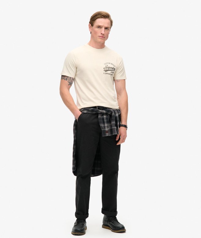 T-shirt med grafiskt tryck på bröstet och kopparetikett T-shirt med grafiskt tryck på bröstet och kopparetikett