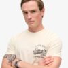 T-shirt med grafiskt tryck på bröstet och kopparetikett T-shirt med grafiskt tryck på bröstet och kopparetikett