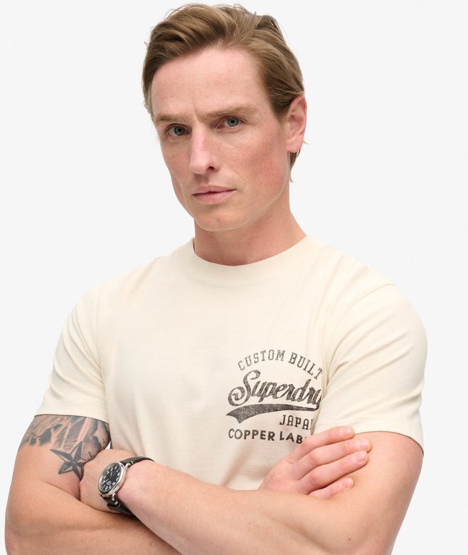 T-shirt med grafiskt tryck på bröstet och kopparetikett T-shirt med grafiskt tryck på bröstet och kopparetikett