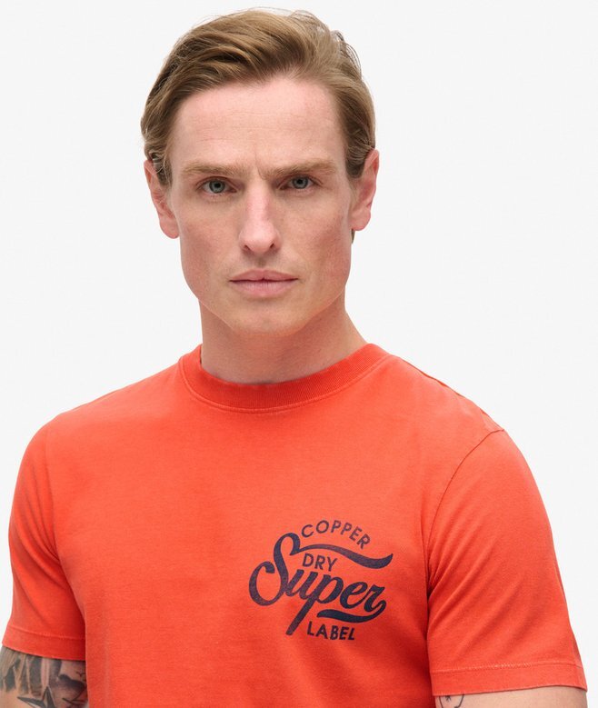 T-shirt med grafiskt tryck på bröstet och kopparetikett T-shirt med grafiskt tryck på bröstet och kopparetikett