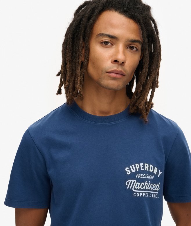 T-shirt med grafiskt tryck på bröstet och kopparetikett T-shirt med grafiskt tryck på bröstet och kopparetikett