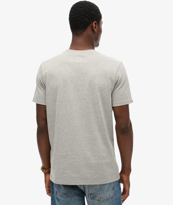 T-shirt med grafiskt tryck på bröstet och kopparetikett T-shirt med grafiskt tryck på bröstet och kopparetikett
