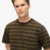 T-shirt med texturerade ränder och ficka