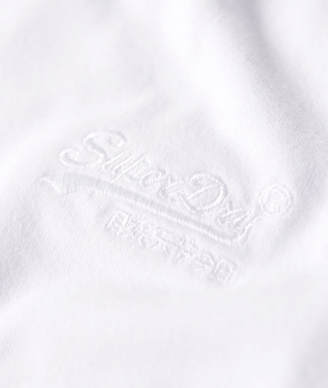 T-shirt med V-ringning och broderat logo i Organic Cotton T-shirt med V-ringning och broderat logo i Organic Cotton