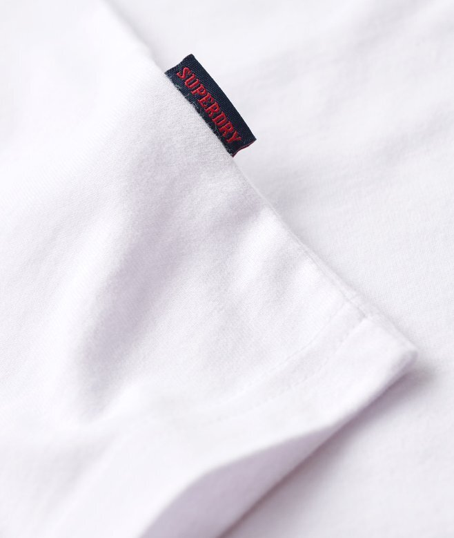 T-shirt med V-ringning och broderat logo i Organic Cotton T-shirt med V-ringning och broderat logo i Organic Cotton