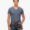 T-shirt med V-ringning och Organic Cotton Essential-logotyp