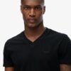 T-shirt med V-ringning och Organic Cotton Essential-logotyp