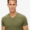 T-shirt med V-ringning och Organic Cotton Essential-logotyp